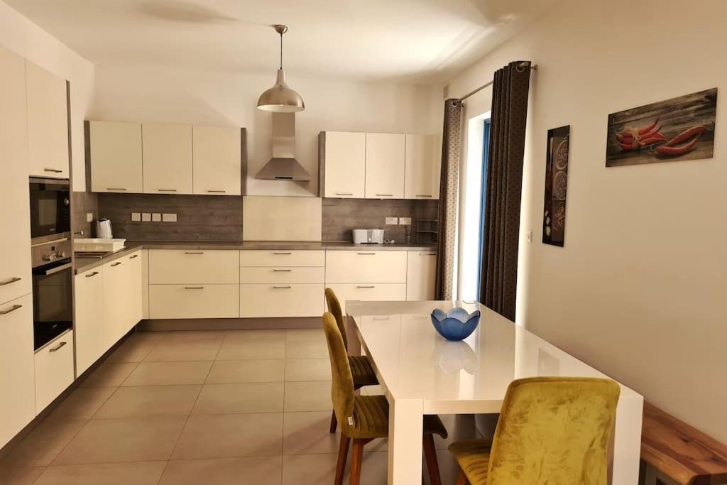 Apartamento Cozy Inside.City & Beach Outside Sliema Exterior foto
